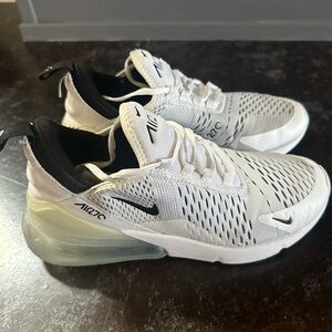 White Nike Airmax 270’s size 8.5